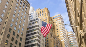 Wall Street mantiene sus ganancias gracias a sólidos resultados y señales dovish de la Fed